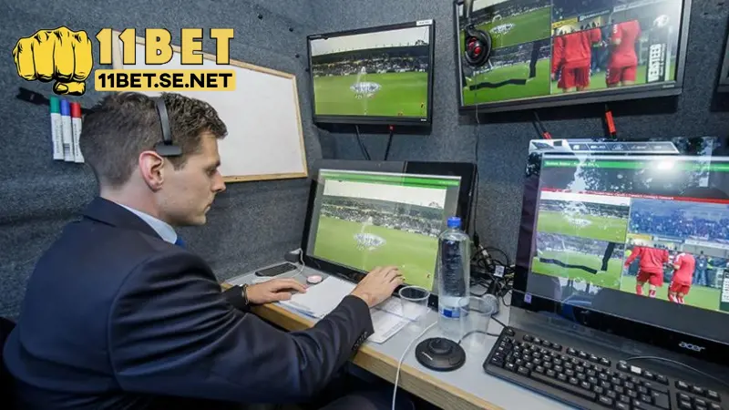 Trọng tài check VAR để biết có công nhận bàn thắng