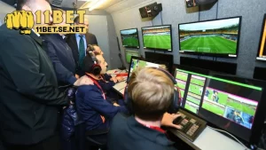 Công nghệ VAR hỗ trợ trọng tài trong bóng đá